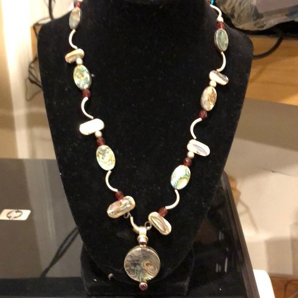 Handmade alabaster and sterling silver necklace - Picture 2 of 8